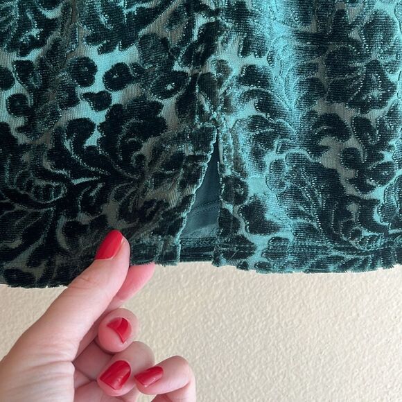 NWT Juniors Live to be Spoiled Green Velvet Burnout Jacquard Mini Skirt Small - Picture 2 of 11